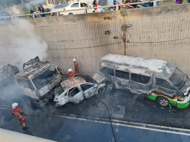 Penang: Trailer among three vehicles destroyed in fire (video)