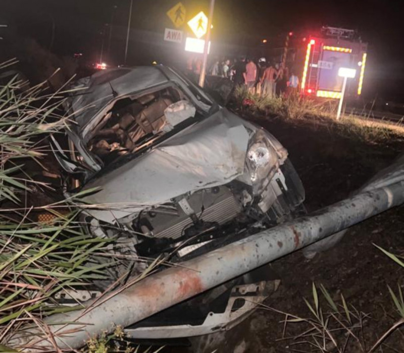 3 killed as pickup truck crashes into road shoulder