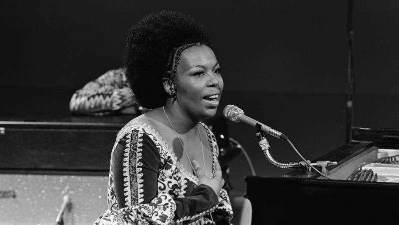 Killing Me Softly singer Roberta Flack dies aged 88