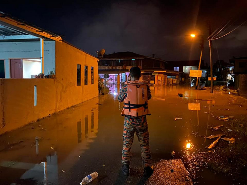Floods hit 5 Sarawak districts
