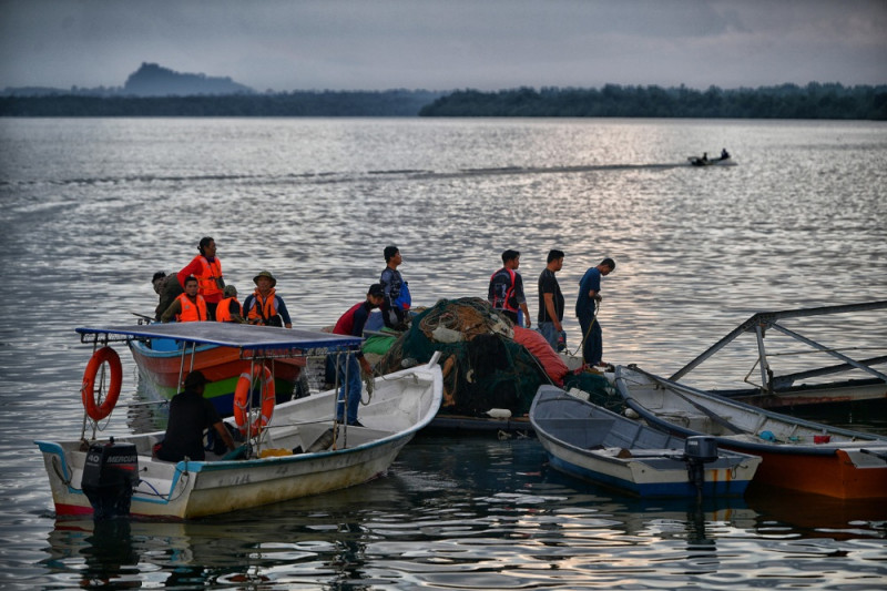 SAR operation for 5 missing anglers halted 