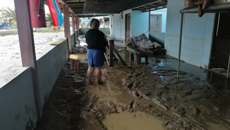S’wak villages, longhouses covered with mud, debris due to floods