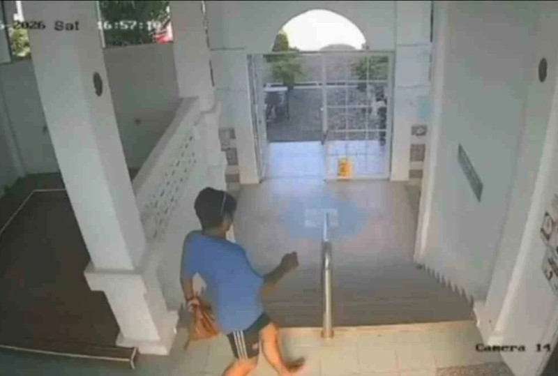 Police looking for suspect who stole student's bag while praying at mosque (video)