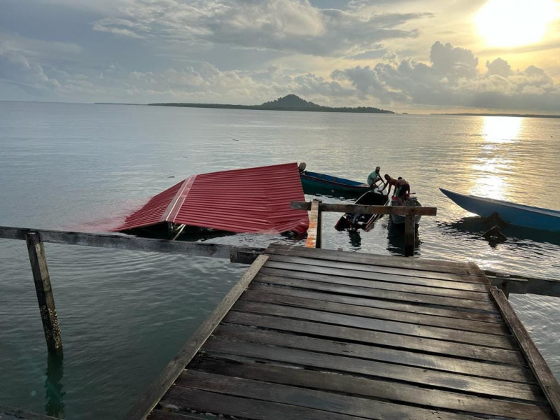 Pupils fall into sea as jetty collapses in Semporna