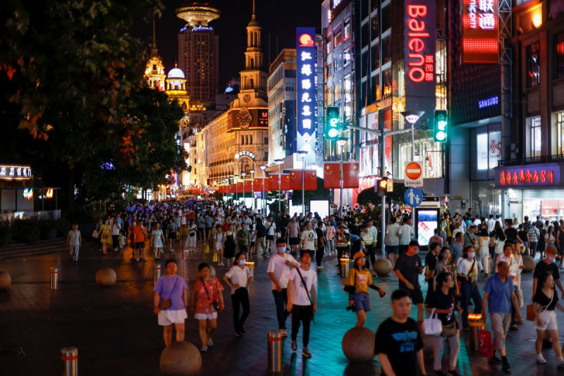 China''s holiday spending inches up but trade war weighs on services