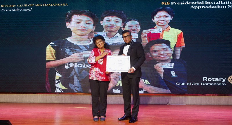 Ex-editor gets award for assisting 5 stateless children get citizenships