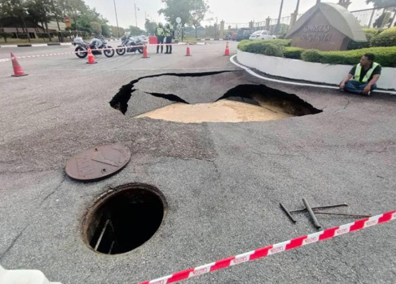  Sinkhole appears at entrance of KLIA’s Bunga Raya Complex