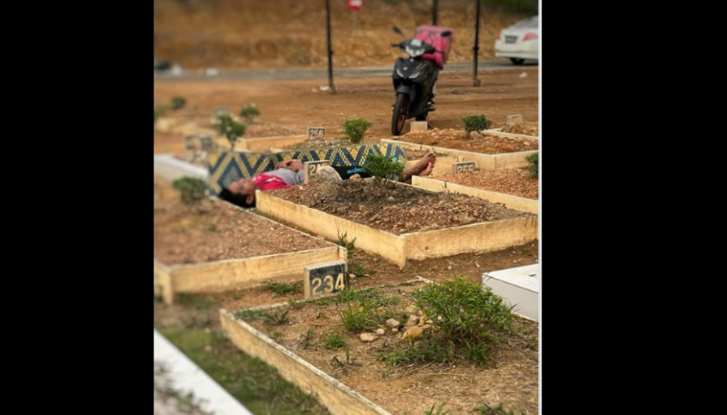 Man seen sleeping at mum’s grave daily after she died in an accident