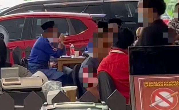 Despite warnings, smokers puff away during Umno meet at World Trade Centre