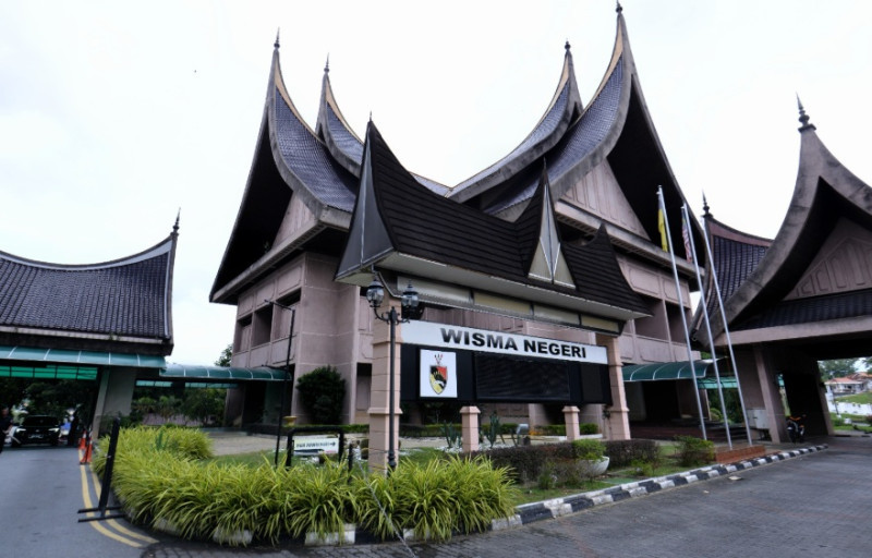 The constitutional framework of justice: Balancing adat