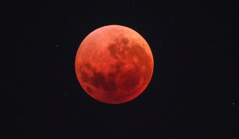 The moon turns red at 7.04 pm today