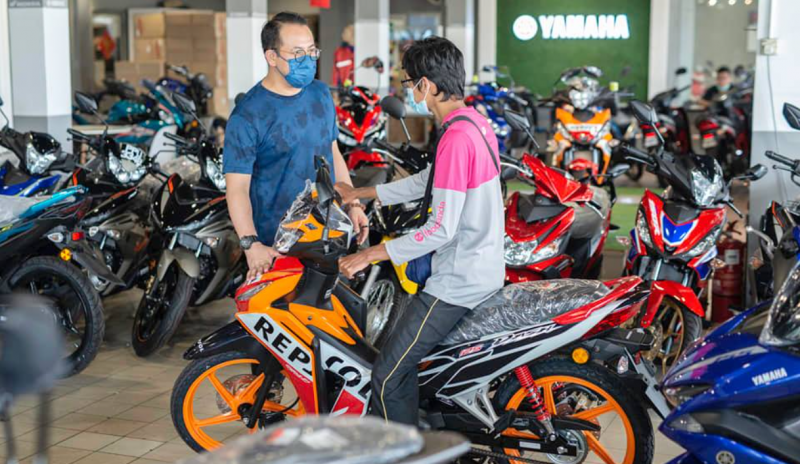 Driven by Ramadan spirit, Steven Sim gifts RM4,500 m-cycle to struggling delivery rider