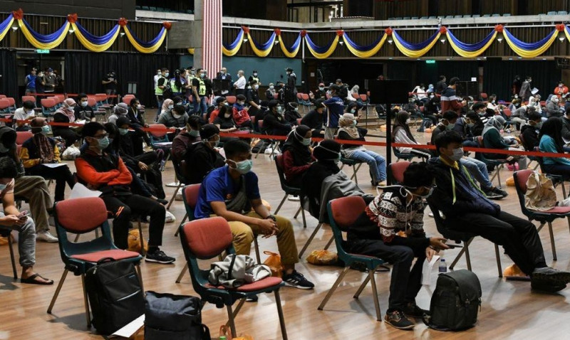 Overseas grads put off by M’sia’s poor job prospects, political unpredictability