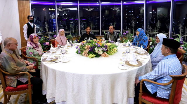 Anwar hosts Brunei sultan at Twin Towers