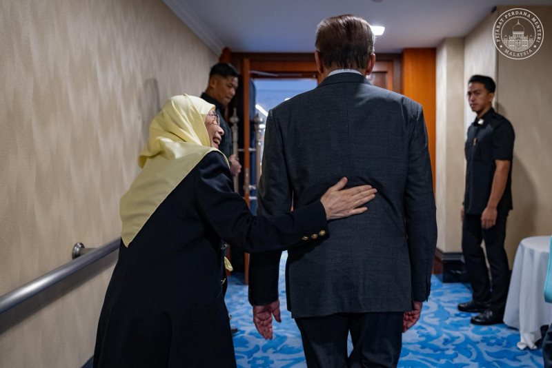 ‘The hand that makes sure I'm never alone’ - Anwar posts photo of tender moment with wife