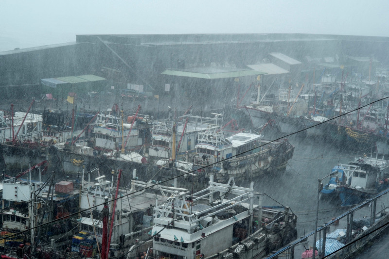 Typhoon Chanthu drenches Taiwan, but spares island direct hit