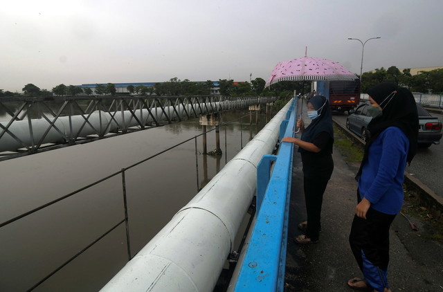 [UPDATED] Fire Dept on standby after embankment breaks at Taman Sri Muda