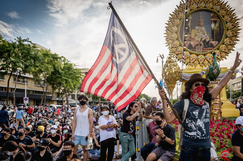 Ultra-royalists push back against protesters