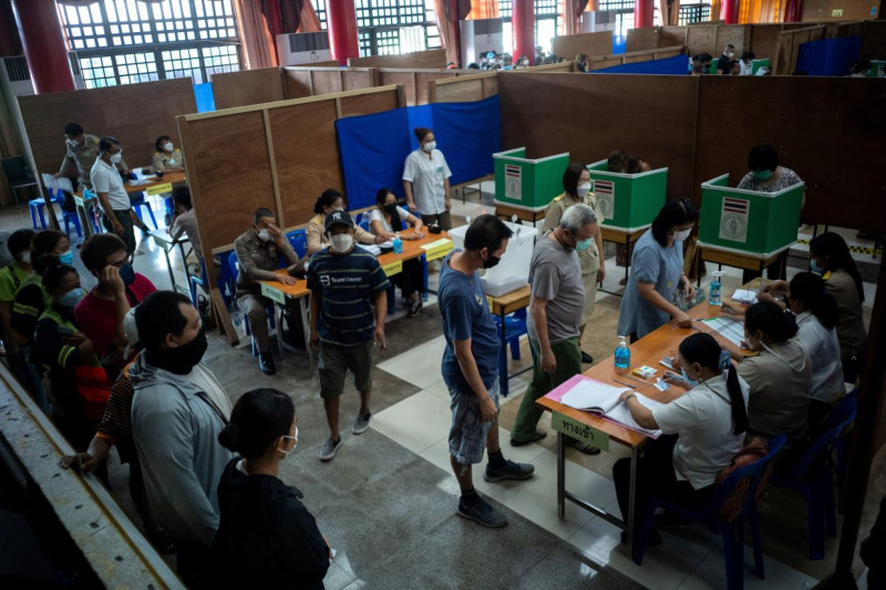 Thais queue at temples, schools as early voting begins