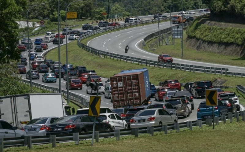 Traffic slows on major highways as festive exodus begins ahead of Aidilfitri