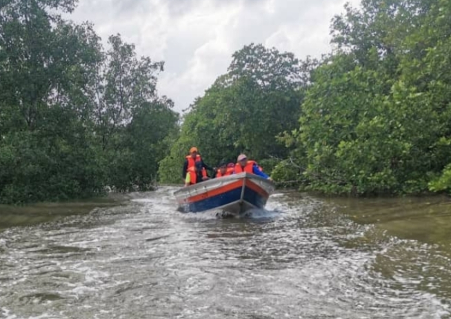 Sarawak authorities rescue group of trekkers trapped in flooded swamp