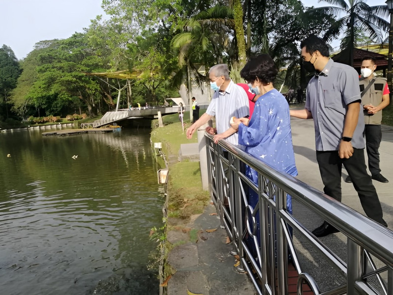 Dr Mahathir spotted out and about on walk, in good health