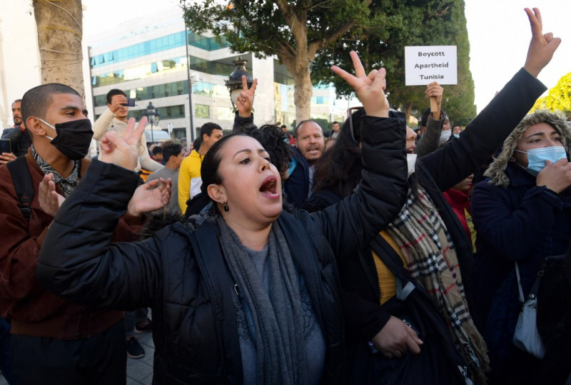 Tunisians protest against mass arrests, social crisis