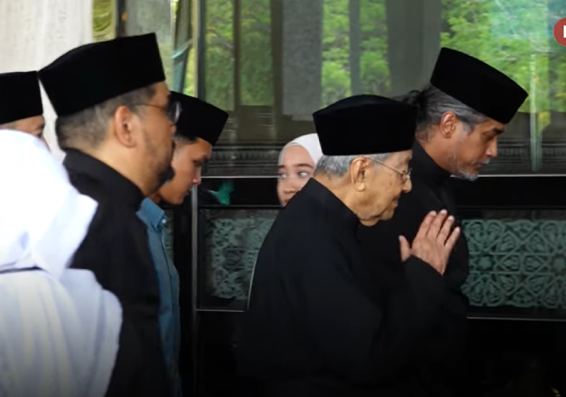 Tun M pays last respects to Pak Lah