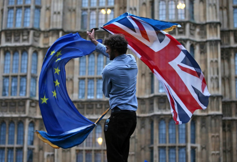 Fitch keeps Britain’s outlook negative, debt at AA-