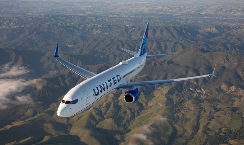 As air travel picks up, United hires pilots
