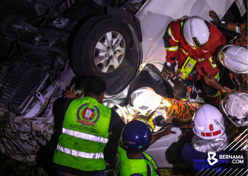   Van with ten tourists on board plunges into ravine