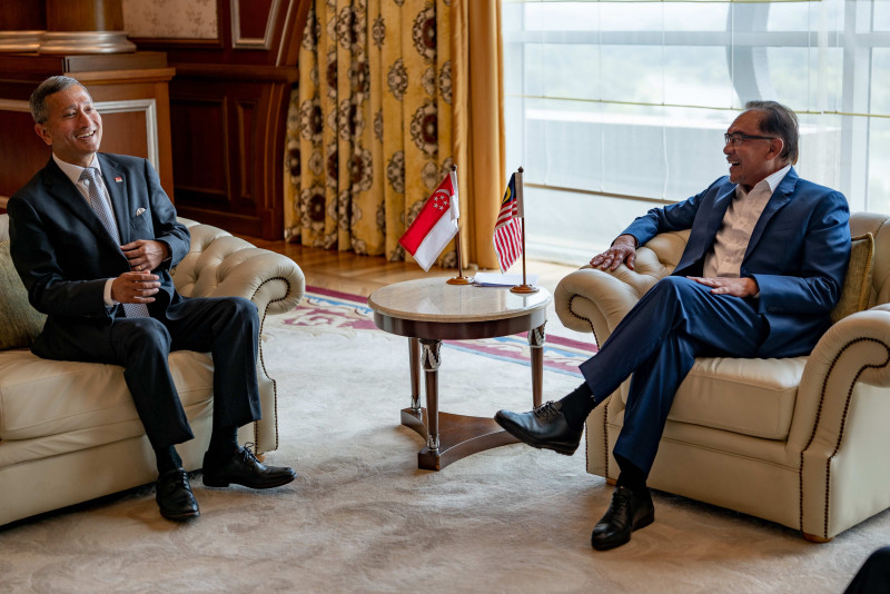 PM Anwar receives courtesy call from S’pore foreign minister