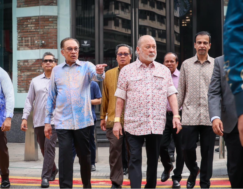 King goes on walkabout with PM around Bukit Bintang