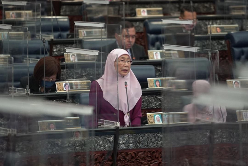 Take 50% pay cut, Wan Azizah tells lawmakers in GLCs, GLICs