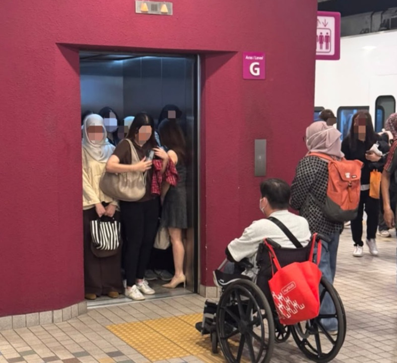 Wheelchair user left waiting as others crowd lift