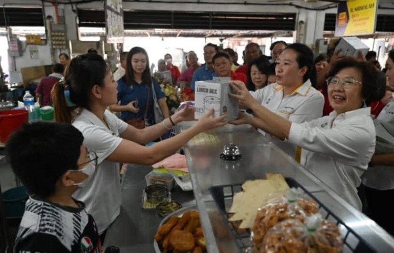 Penang: Vendors urged to offer discounts to those who bring own containers