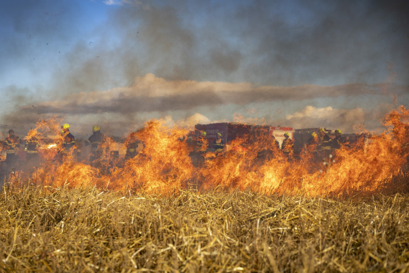 Nearly 1,000 homes destroyed, 3 people missing in Colorado wildfire