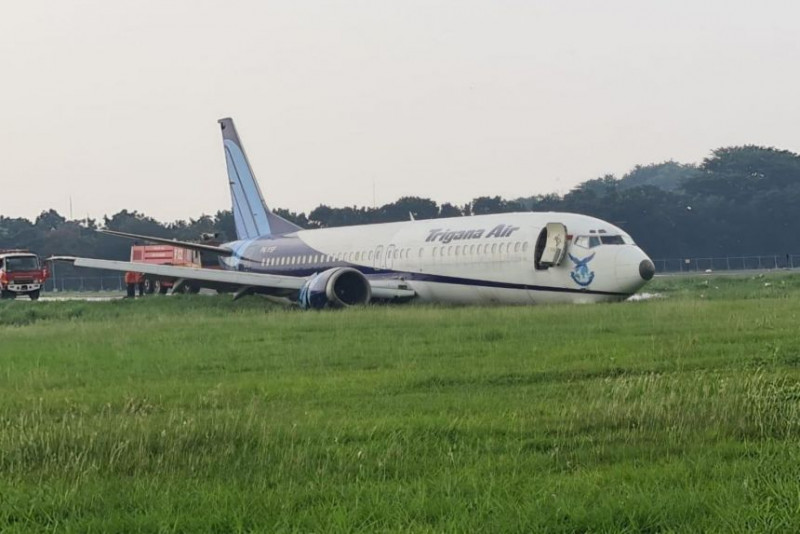 Plane skids off Jakarta airport runway in hard landing