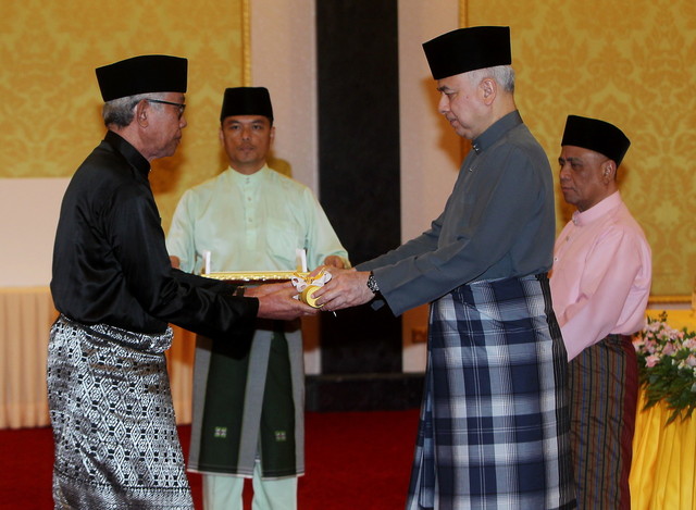 Perak ruler presents instruments of appointment to six shariah judges