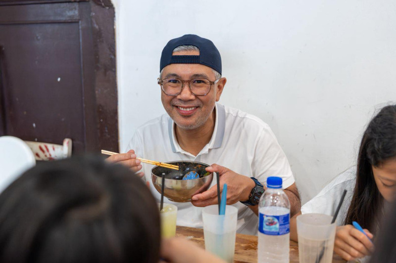Tengku Zafrul enjoys his laksa in Penang; Netizens question its halal status