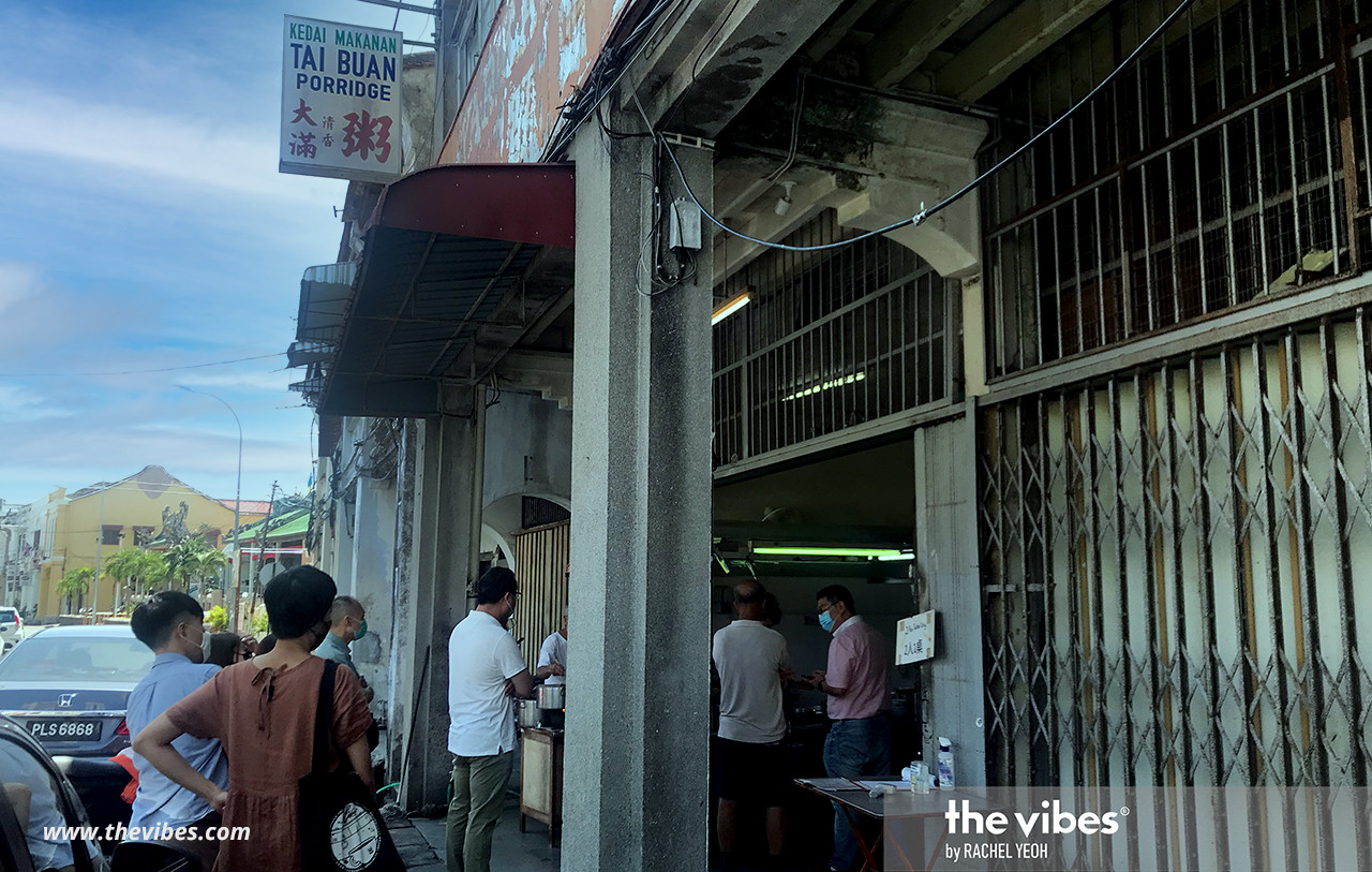 Customers lining up to have their last meal here. – RACHEL YEOH/The Vibes pic